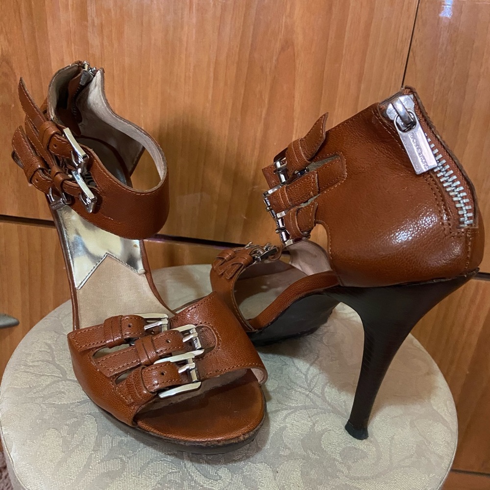 Brawn letter open shoes